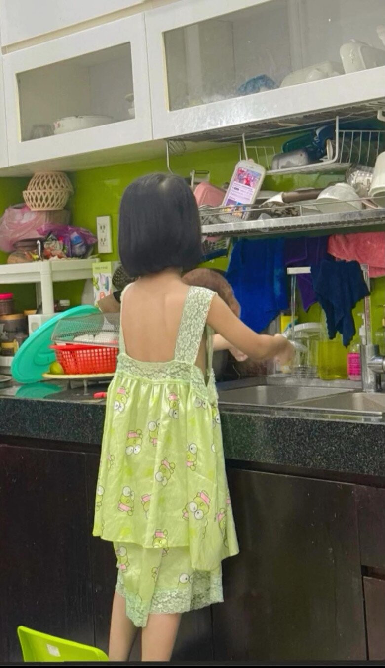 Nhật Kim Anh cùng con gái nhỏ trong chuyến về quê.
