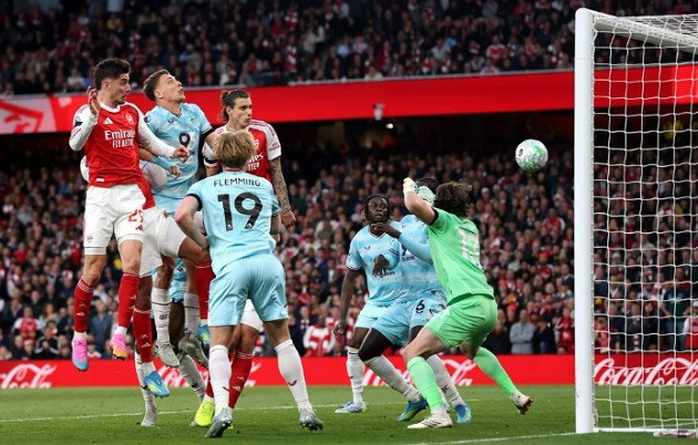 Arsenal tận dụng các tình huống cố định để ghi bàn