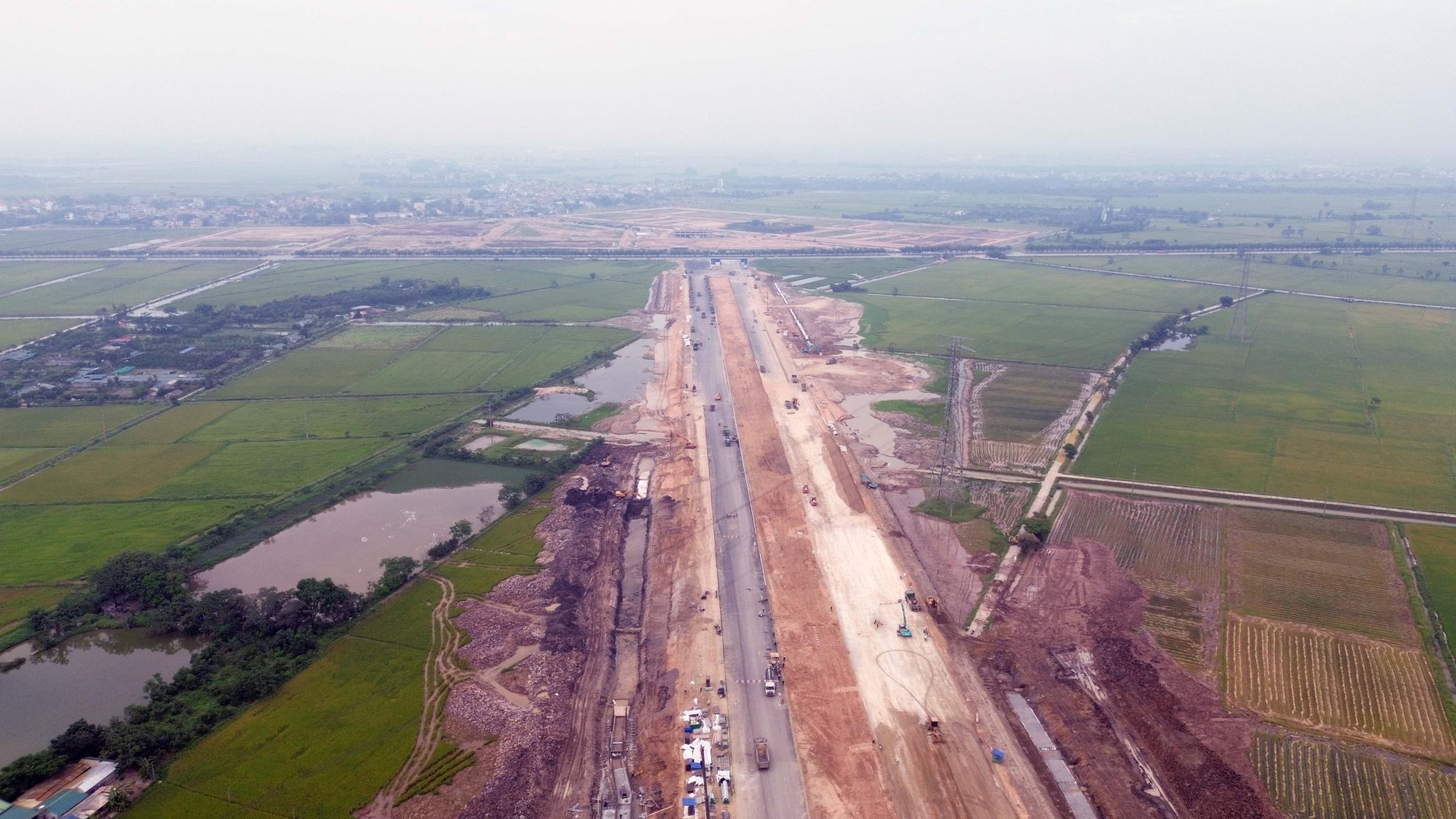 Toàn cảnh tuyến đường rộng 120m đang dần hoàn thiện sau 5 tháng thi công