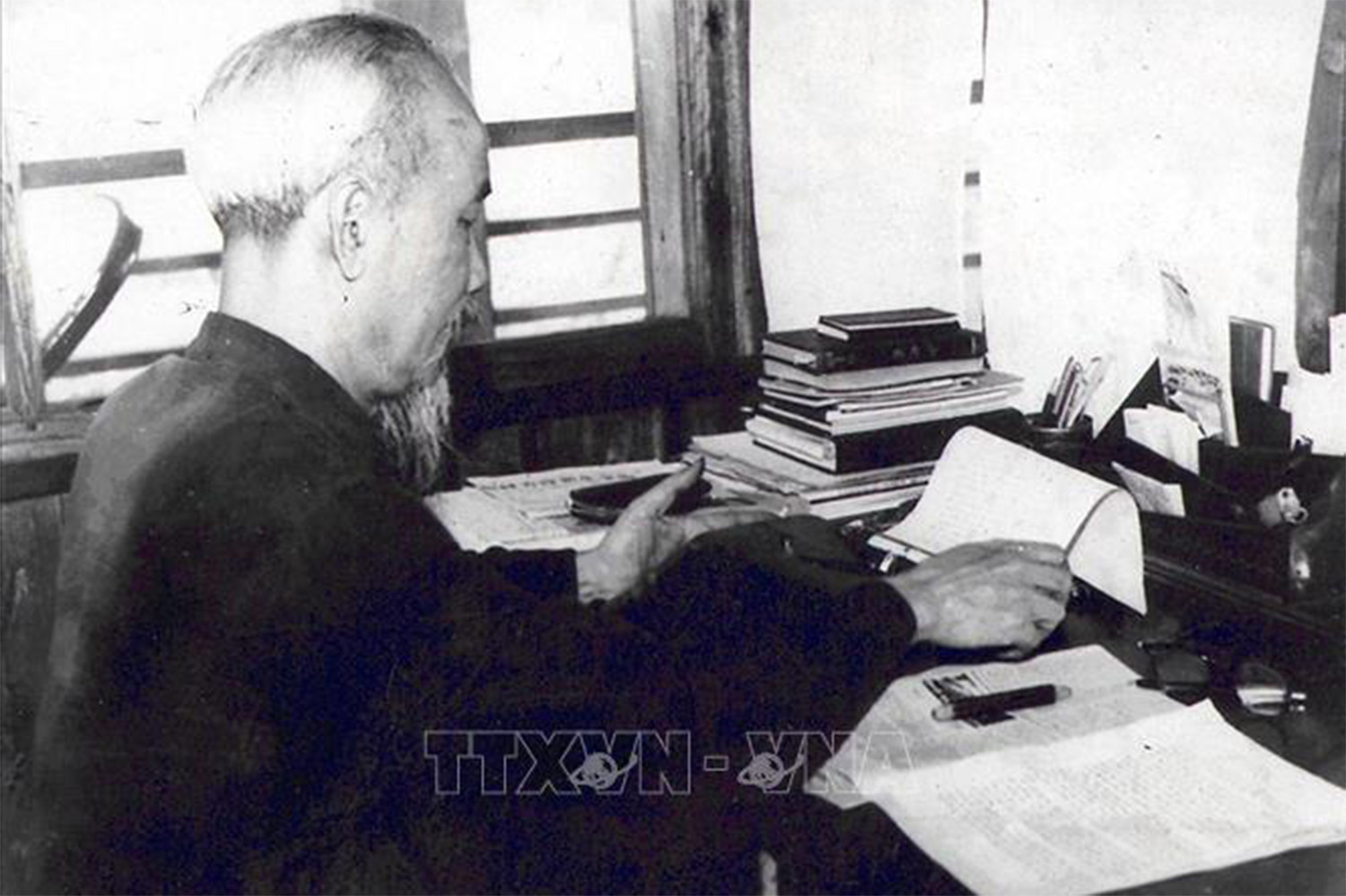 nuoc-bac-ho-da-viet-hang-nghin-bai-bao-voi-nhieu-the-loai-va-bang-nhieu-but-danh-khac-nhau.-trong-anh-bac-ho-lam-viec-tai-t.jpg