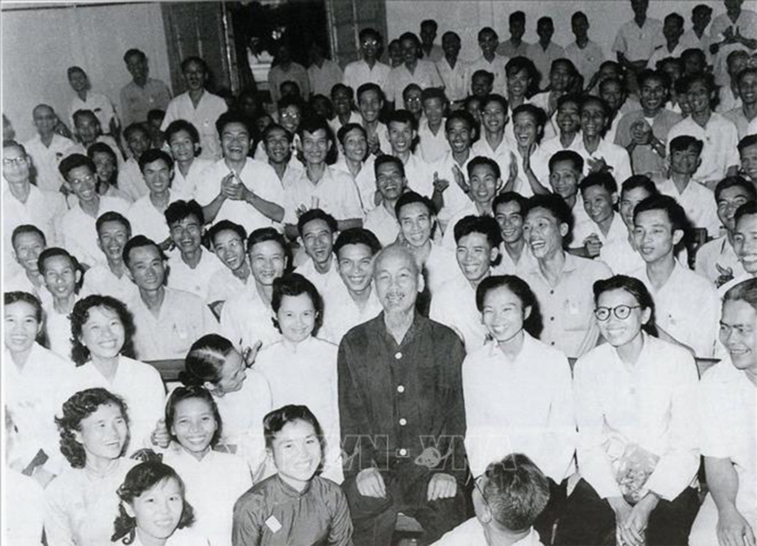 tai-dai-hoi-lan-thu-iii-nhung-nguoi-viet-bao-viet-nam-chu-tich-ho-chi-minh-can-dan-can-bo-bao-chi-cung-la-chien-si-cach-mang.-cay-but-trang-giay-la-vu-khi-sac-ben-cua-ho-891962-.-anh-tu-lieuttxvn-.jpg