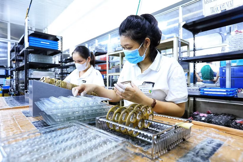Bộ Tài chính đề xuất bổ sung giảm trừ chi phí y tế, giáo dục, hỗ trợ người lao động và điều chỉnh mức thuế từ 2026 nhằm giảm gánh nặng tài chính. (Ảnh: Vietnam+)