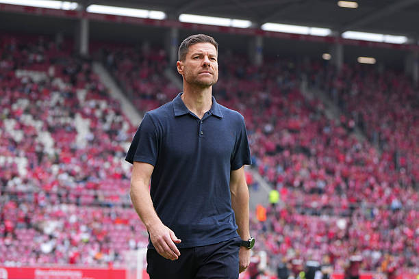 Xabi Alonso và các trợ lý đắc lực trong quá trình huấn luyện.