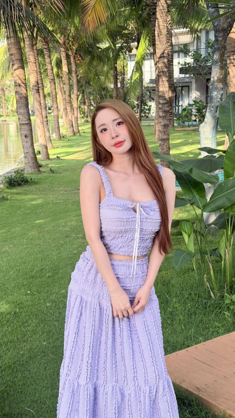 Hari Won rạng rỡ trong trang phục cưới nhẹ nhàng