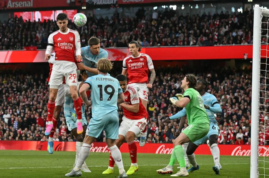 Các cầu thủ Arsenal trong một tình huống dàn xếp đá phạt góc.