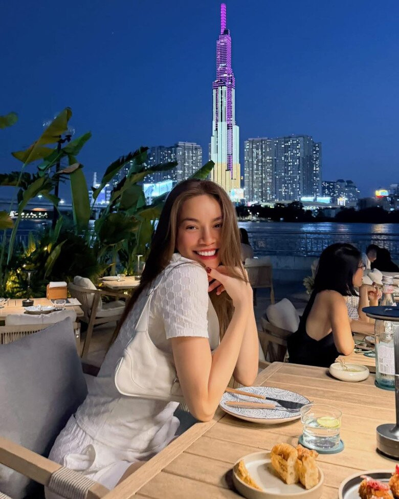 Hồ Ngọc Hà và Kim Lý tận hưởng buổi tối lãng mạn bên nhau