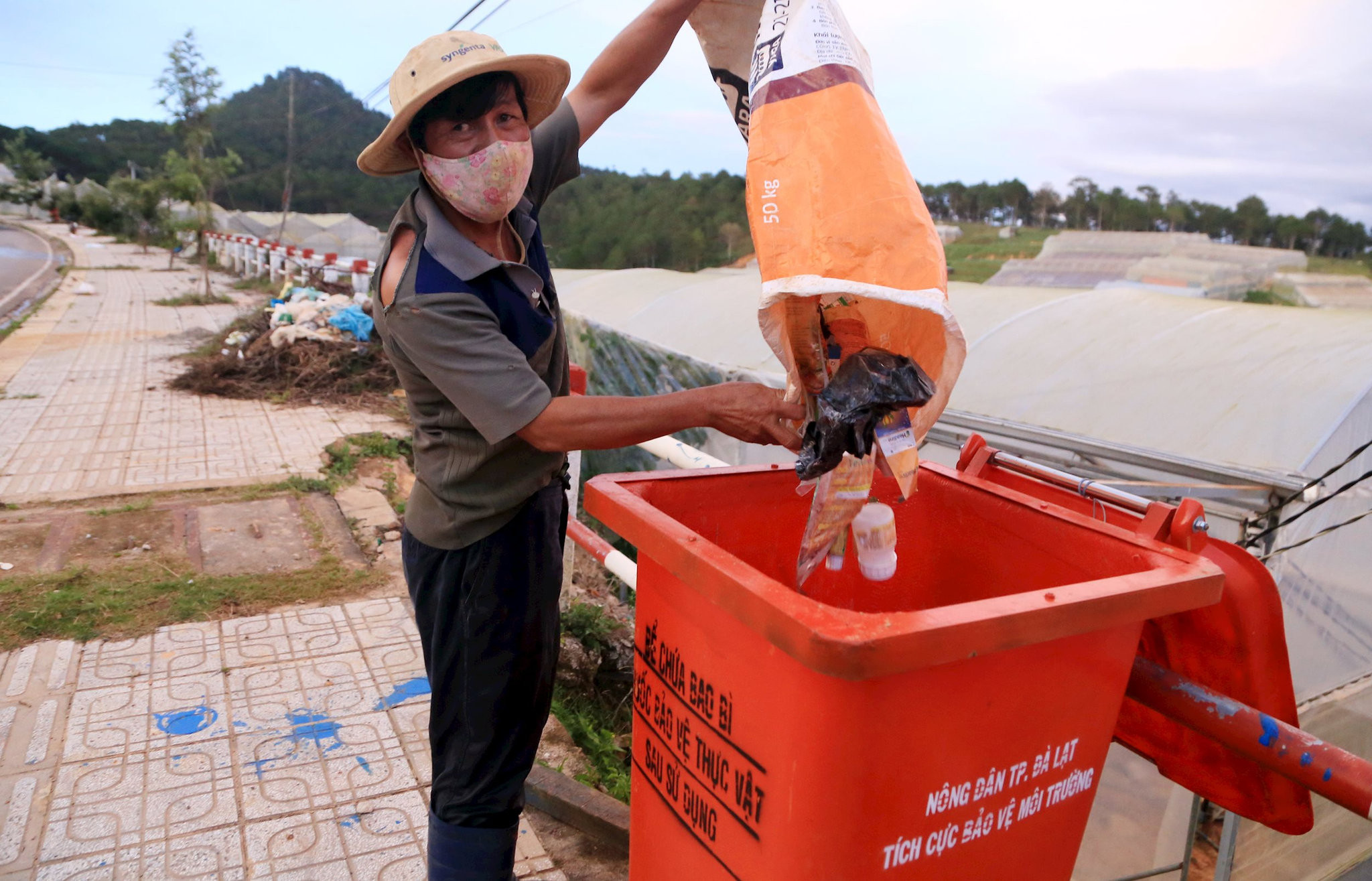 Lâm Đồng phát sinh trung bình 276 tấn bao gói, chai lọ thuốc bảo vệ thực vật mỗi năm sau sử dụng