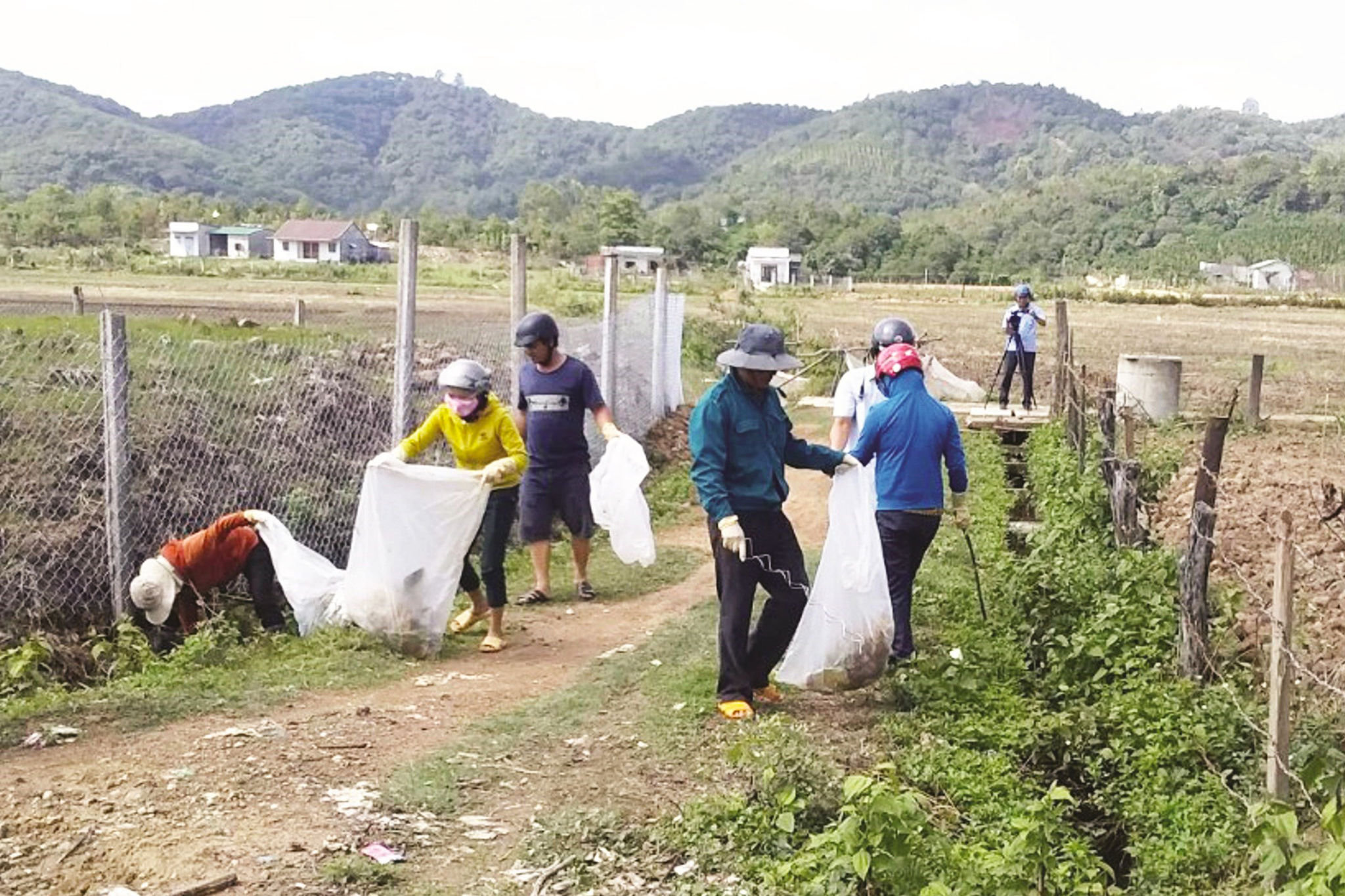 Người dân xã Cư Jút ra quân dọn dẹp vỏ thuốc bảo vệ thực vật trên cánh đồng Trúc Sơn