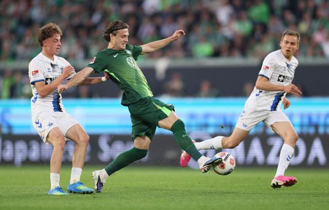 Wolfsburg hòa 0-0 trước Paderborn trong trận lượt đi play-off thăng hạng Bundesliga.