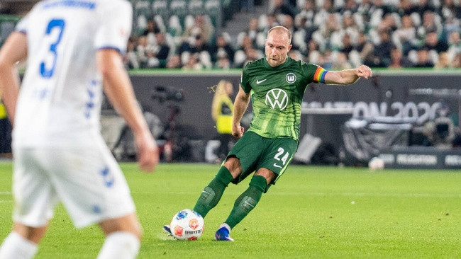 Christian Eriksen điều tiết lối chơi của Wolfsburg trước Paderborn.