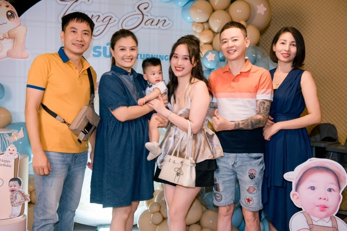 NSƯT Hoa Thúy cùng vợ chồng diễn viên Tùng Dương bên con gái và cháu ngoại trong tiệc thôi nôi