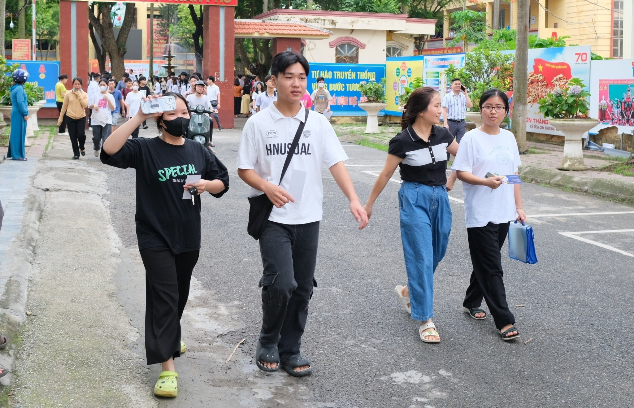 Slogan tiếp sức mùa thi theo vần vui tươi, dễ thuộc