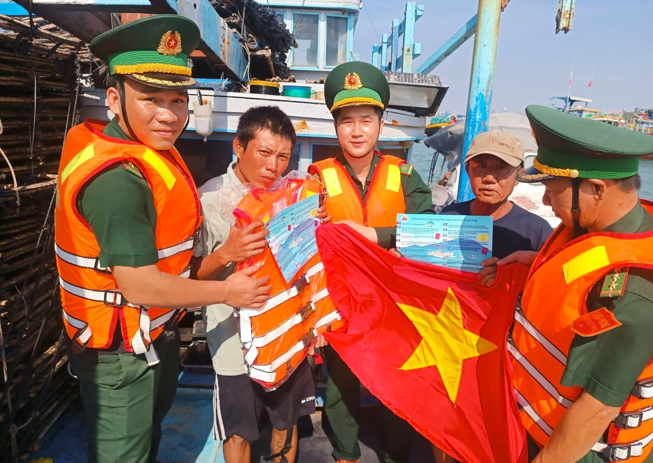 Ảnh 2 Đồn Biên phòng Tân Thành tặng cờ Tổ quốc, áo phao cho ngư dân