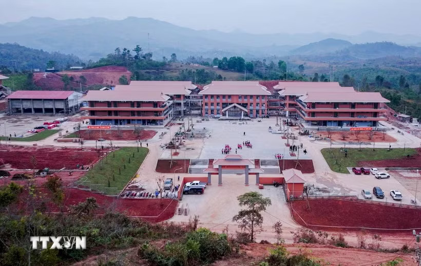 Trường Phổ thông nội trú liên cấp Tiểu học và Trung học cơ sở Si Pa Phìn, tỉnh Điện Biên được xây dựng khang trang, chuẩn bị khánh thành. (Ảnh: TTXVN phát)