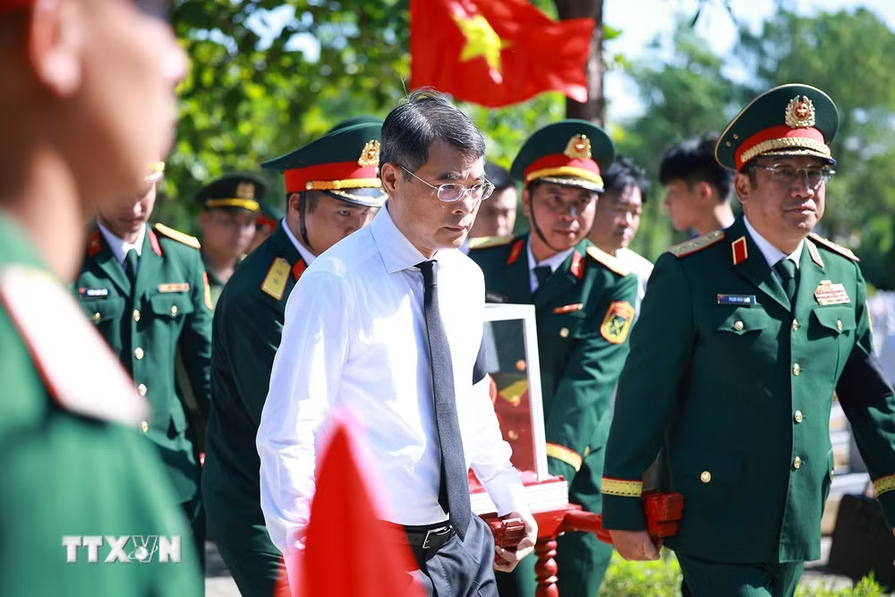 Thủ tướng Lê Minh Hưng truy điệu hài cốt liệt sỹ quân tình nguyện và chuyên gia Việt Nam tại Nghĩa trang liệt sỹ Quốc gia Đường 9 (Quảng Trị). (Ảnh: Dương Giang/TTXVN) ttxvn-thu-tuong-du-le-truy-dieu-va-an-tang-hai-cot-liet-si-tai-nghia-trang-liet-sy-quoc-gia-duong-9-3.jpg