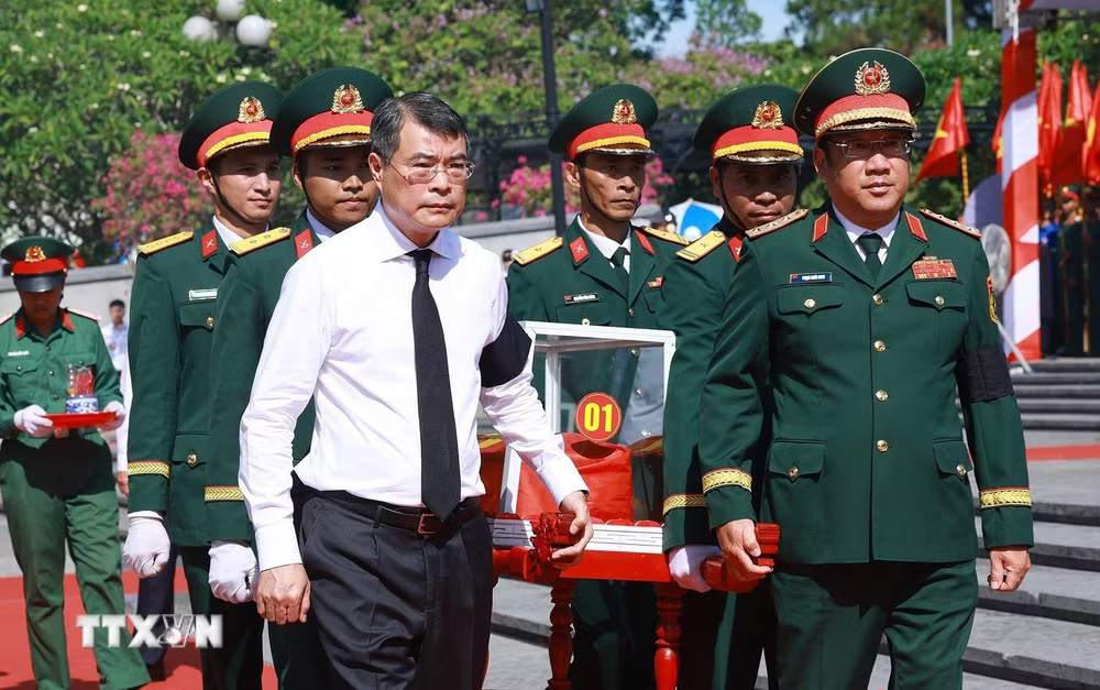 Thủ tướng Lê Minh Hưng truy điệu hài cốt liệt sỹ quân tình nguyện và chuyên gia Việt Nam tại Nghĩa trang liệt sỹ Quốc gia Đường 9 (Quảng Trị). (Ảnh: Dương Giang/TTXVN) ttxvn-thu-tuong-du-le-truy-dieu-va-an-tang-hai-cot-liet-si-tai-nghia-trang-liet-sy-quoc-gia-duong-9-5.jpg