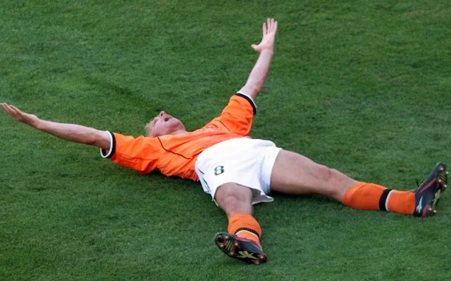 Nghệ sĩ Dennis Bergkamp và nỗi buồn sau thất bại của đội tuyển Hà Lan.