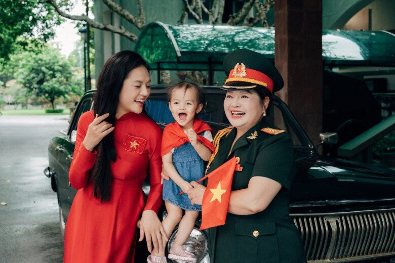 Nghệ sĩ Cao Nga trong bộ quân phục Thượng tá