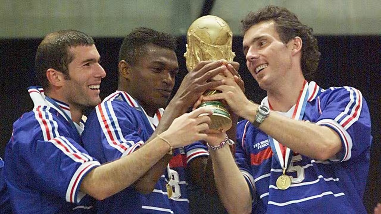 Zinedine Zidane và các đồng đội nâng cao chiếc cúp vô địch World Cup lần đầu tiên.
