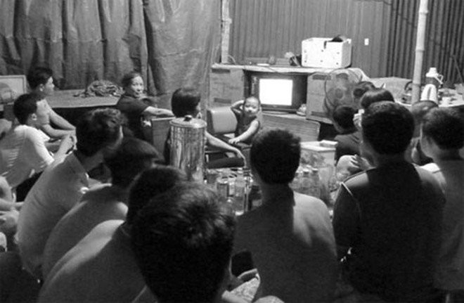 Hình ảnh cả xóm nhỏ cùng quây quần bên chiếc tivi xem World Cup 1998.