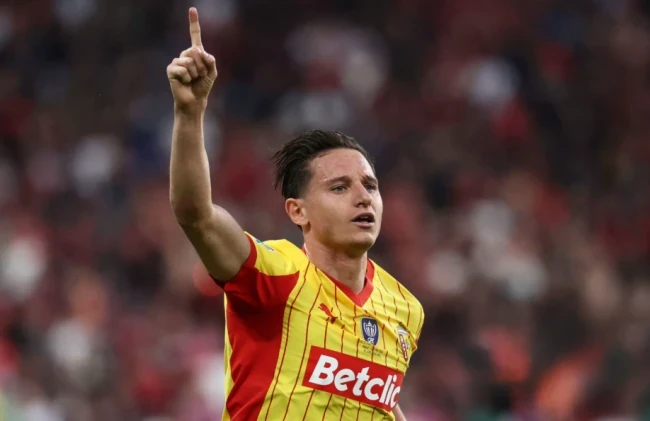 Florian Thauvin ăn mừng bàn thắng mở tỷ số cho Lens.
