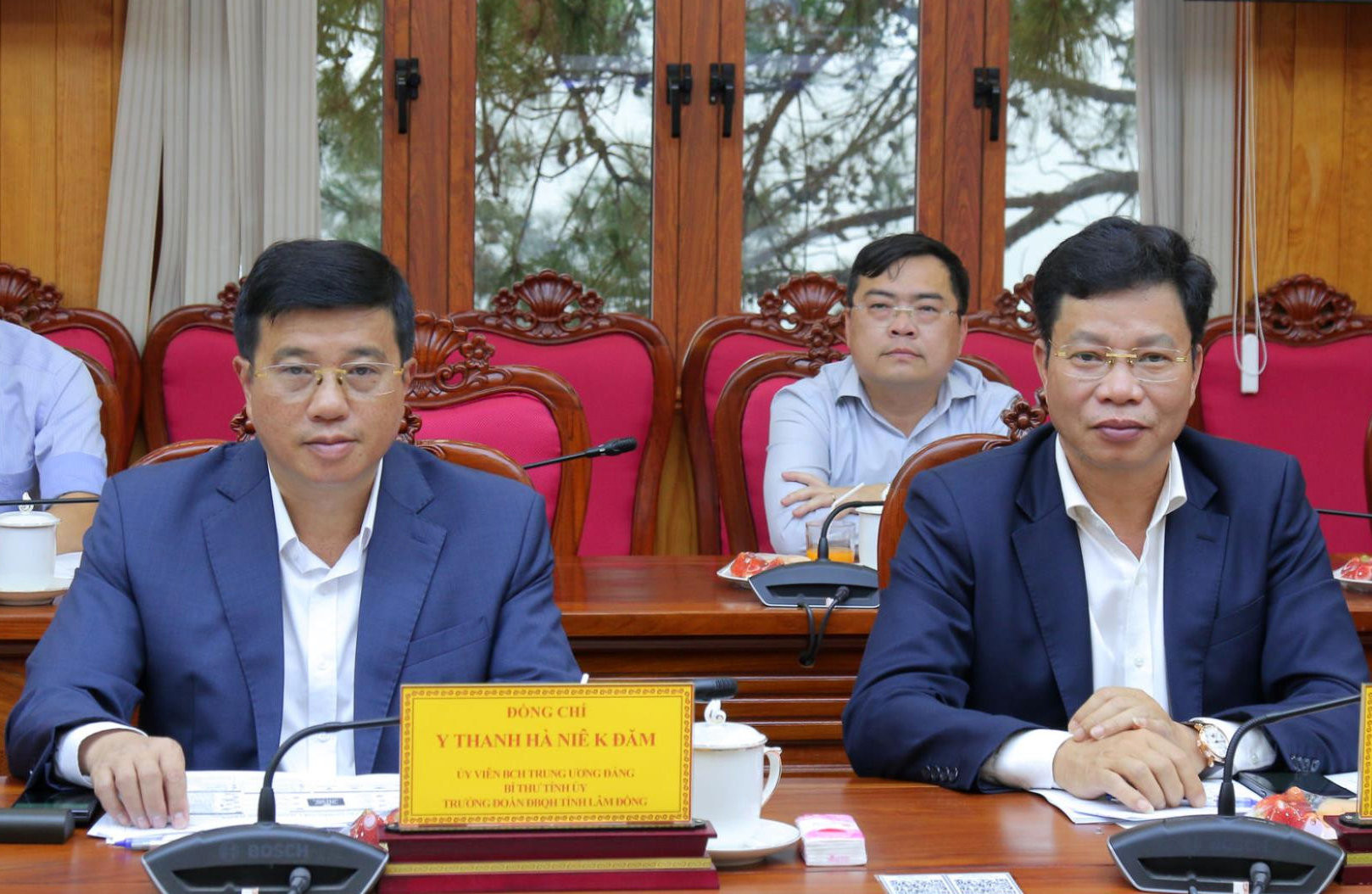 hu-tinh-uy-truong-doan-dbqh-tinh-luu-van-trung-pho-bi-thu-tinh-uy-chu-tich-hdnd-tinh-tiep-va-lam-viec-voi-trung-tam-vifc-dn.jpeg