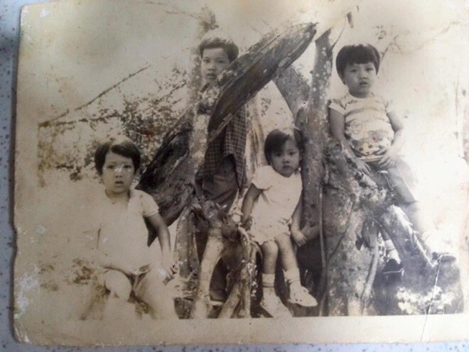 Trường Giang hồi nhỏ chụp ảnh cùng người thân, gợi nhớ về quãng thời gian đầy gian khó.