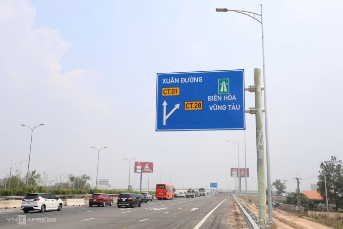 Hệ thống biển báo hướng dẫn tài xế tại khu vực nút giao Long Thành.