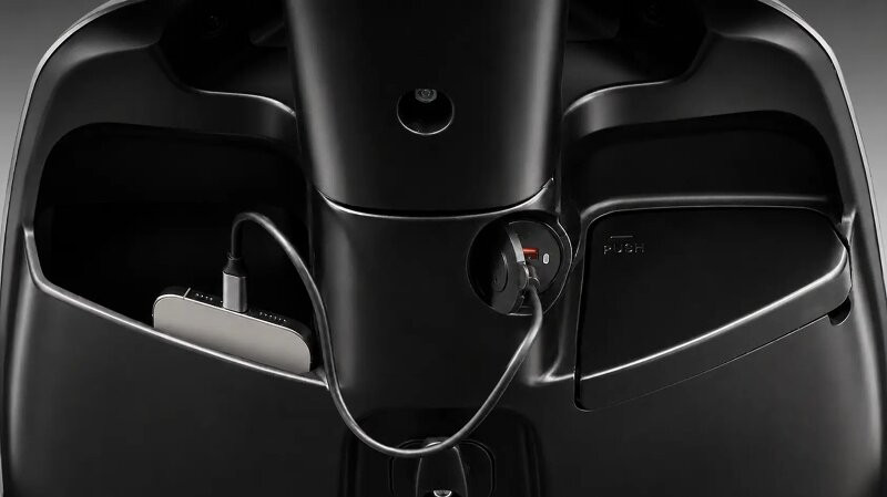 Tiện ích cổng sạc USB và hệ thống đèn LED trên phiên bản Era E1