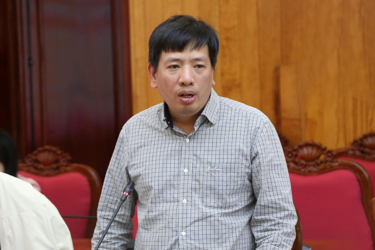 tien-si-nguyen-hoang-ha-vien-truong-vien-nghien-cuu-phat-trien-kinh-te-xa-hoi-da-nang-gop-y-tai-buoi-lam-viec.jpeg