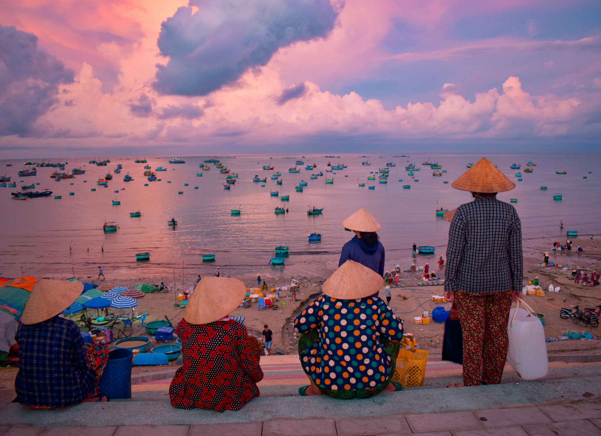 From around 4:30 a.m., the fishing village becomes lively as locals and traders wait for boats to bring fresh seafood ashore