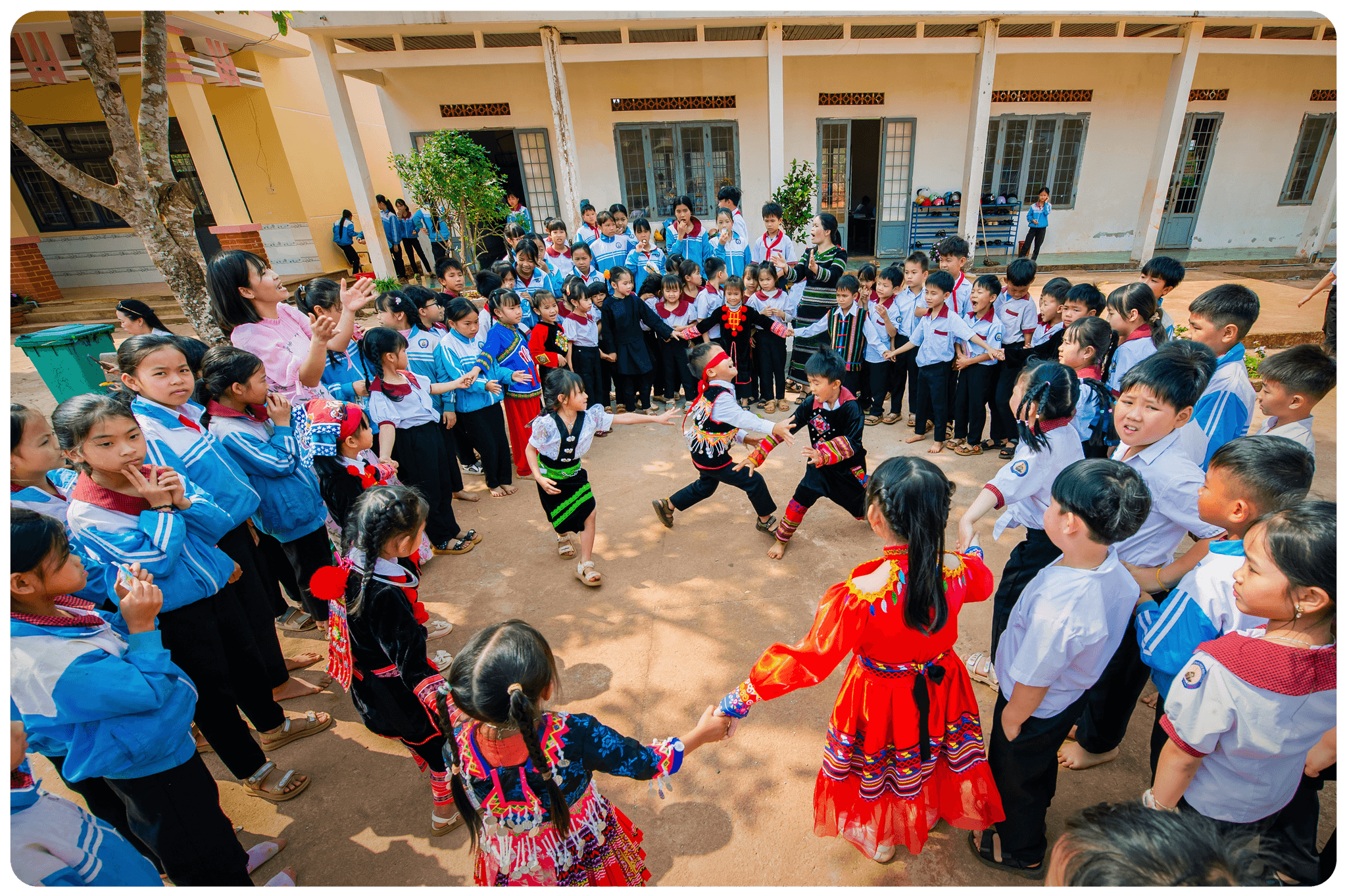 Học sinh Trường TH&THCS Nguyễn Du tham gia sinh hoạt tập thể trong giờ ra chơi, tạo không khí vui tươi, gắn kết trong môi trường học đường