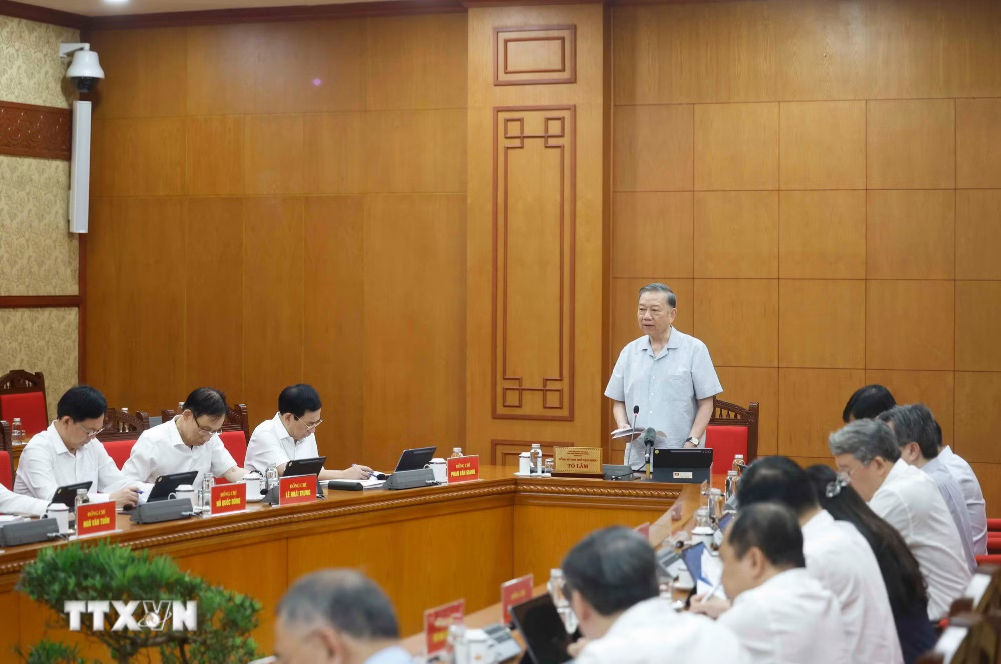 bde5c874729e3525fecd2b8796fa2ad658730fc75c38d6-_ttxvn-2505-tong-bi-thu-chu-tich-nuoc-nghien-cuu-khoa-hoc-co-ban-3.jpg.avif.jpg