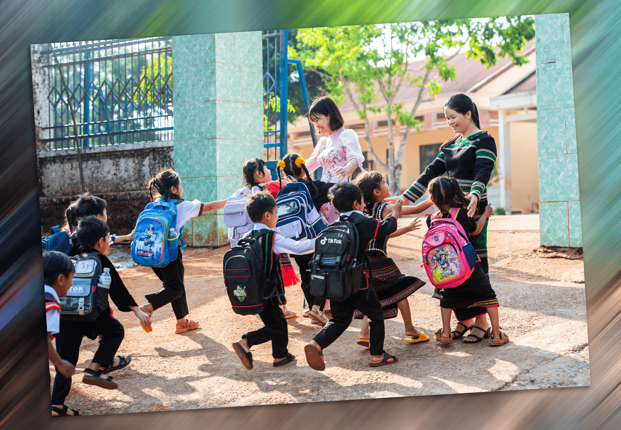 Học sinh cấp tiểu học Trường TH&THCS Nguyễn Du xã Tuy Đức vui mừng khi được cô giáo đón trong buổi sáng đến trường