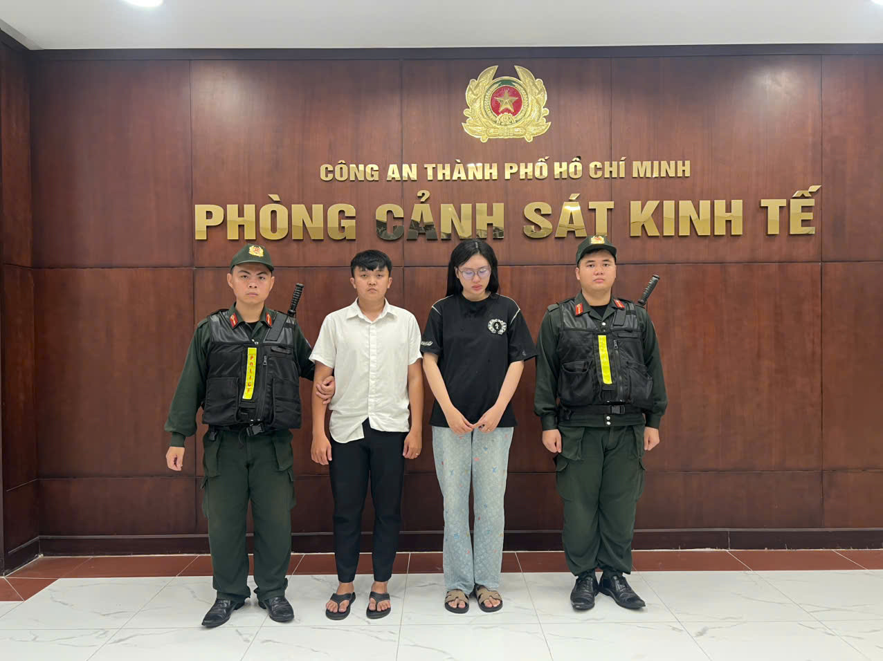 Hai bị can Ôn Chí Phát và Nguyễn Thanh My tại cơ quan công an.