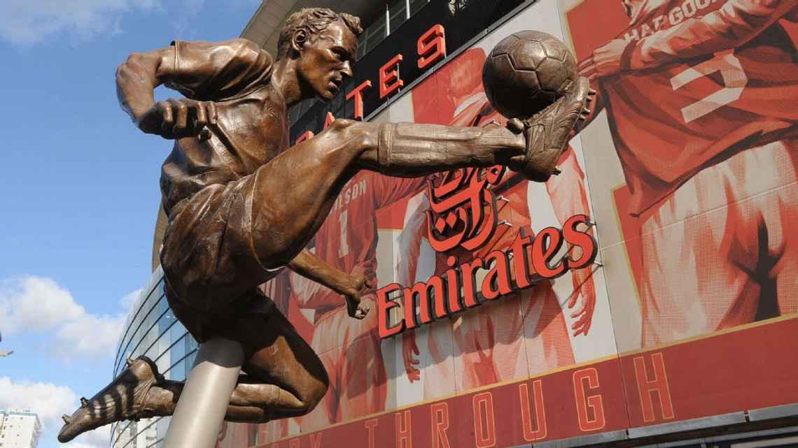 Tượng Dennis Bergkamp đặt phía ngoài sân vận động Emirates của Arsenal.