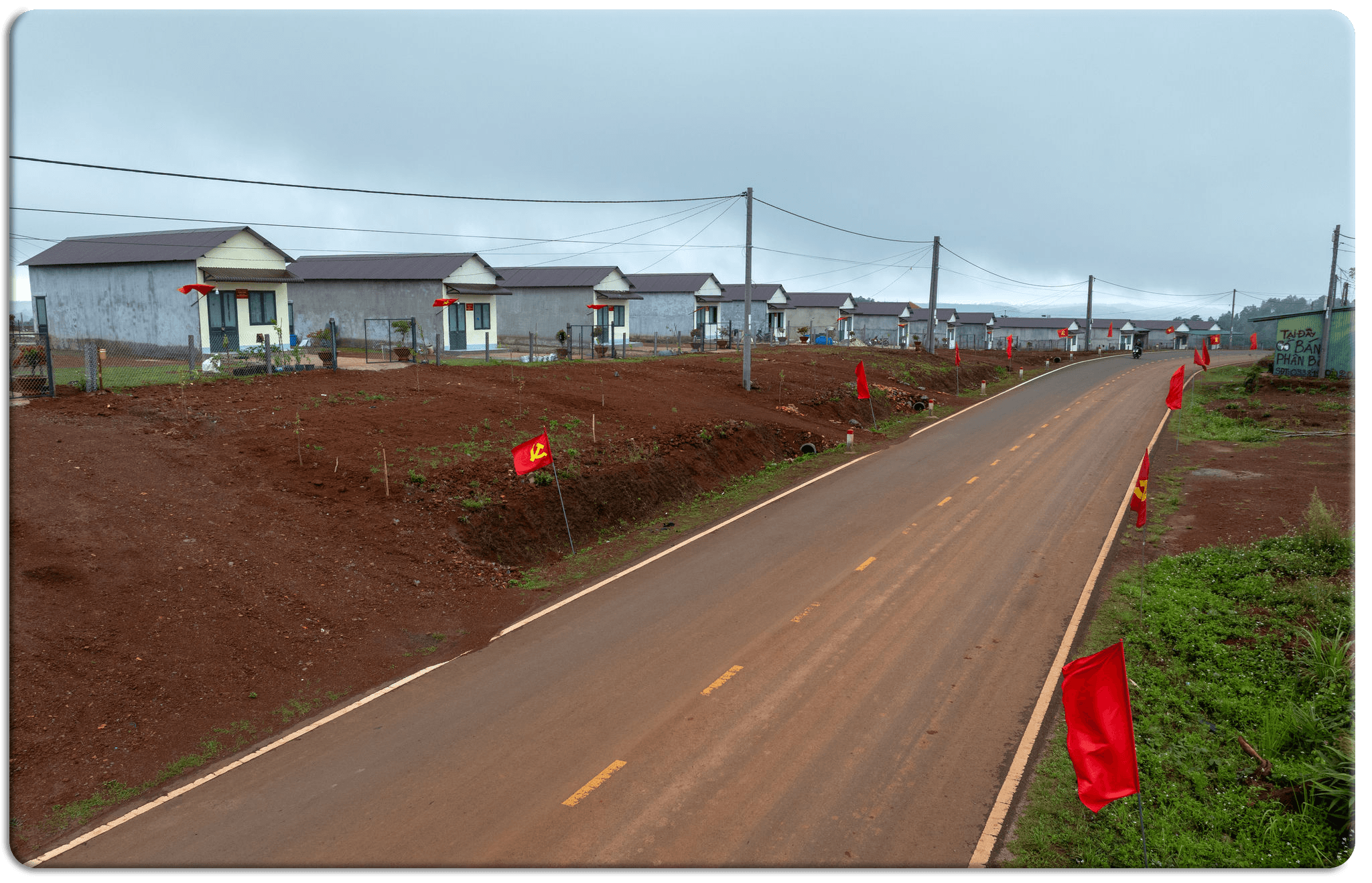 Hạ tầng khu vực biên giới được đầu tư, giúp nâng cao đời sống cho người dân