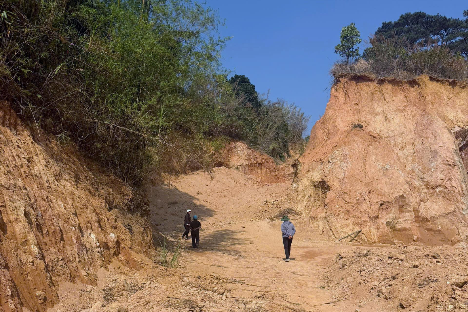 Ngăn chặn khai thác đất trái phép ở D’ran