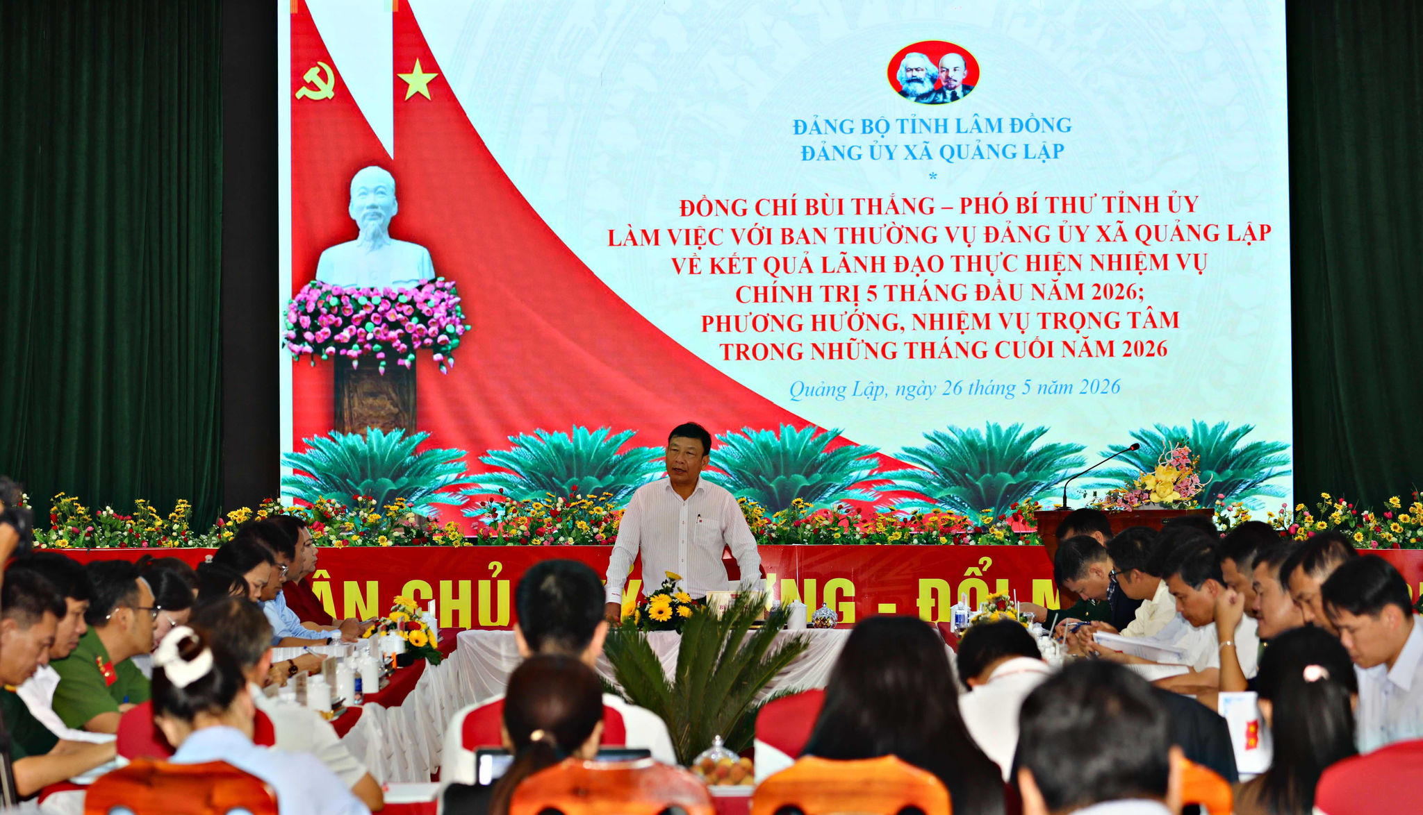 Quang cảnh buổi làm việc