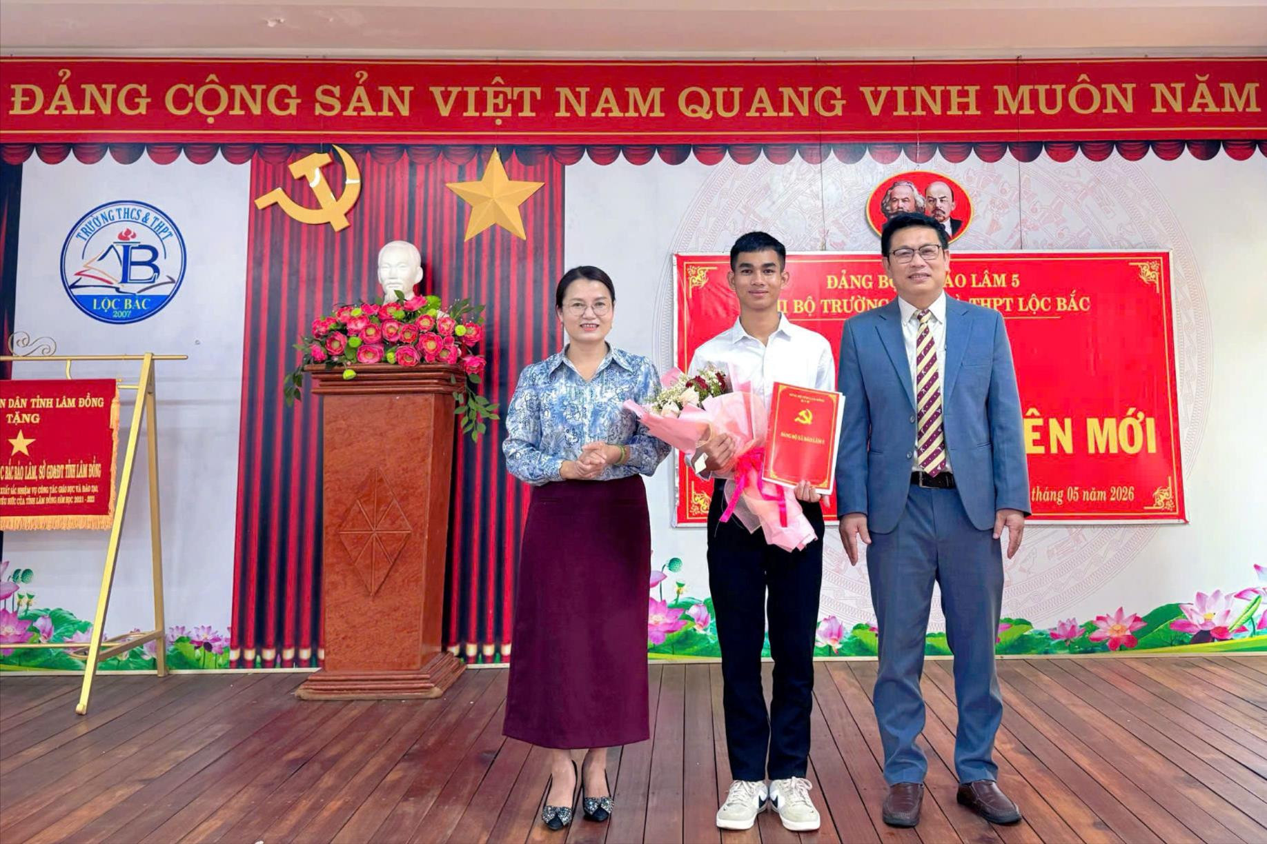 Gương sáng Db451 sòng bạc trực tuyến giữa núi rừng