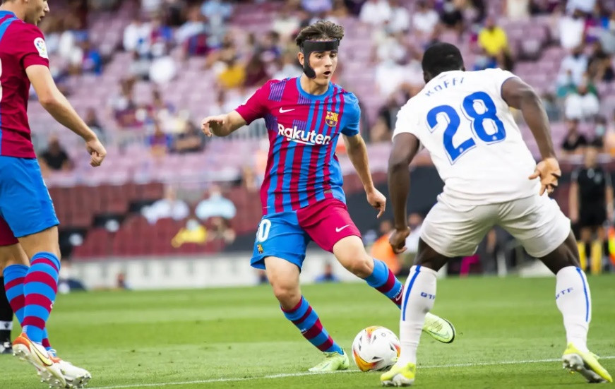 Gavi trong buổi tập cùng các đồng đội tại Barcelona.