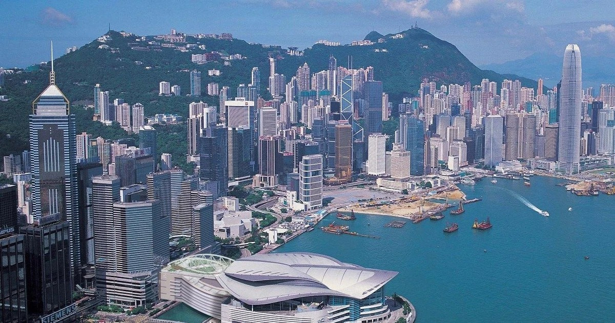 Toàn cảnh một góc Hong Kong, Trung Quốc nhìn từ trên cao với các tòa nhà cao tầng và hạ tầng giao thông hiện đại.