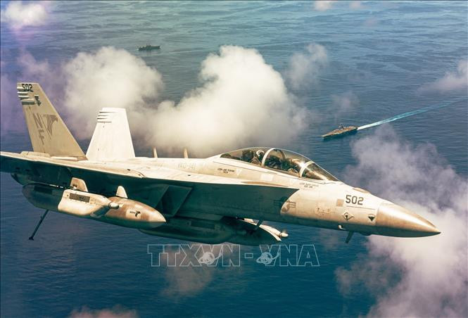 Máy bay EA-18G Growler của Mỹ hộ tống tàu sân bay USS Ronald Reagan