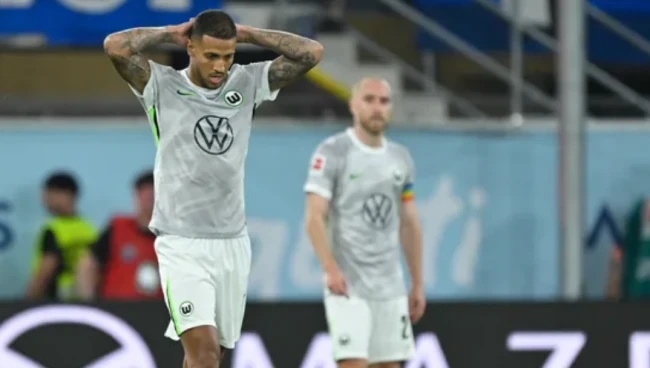 Các cầu thủ Wolfsburg thất vọng khi chính thức phải xuống chơi tại giải hạng hai.