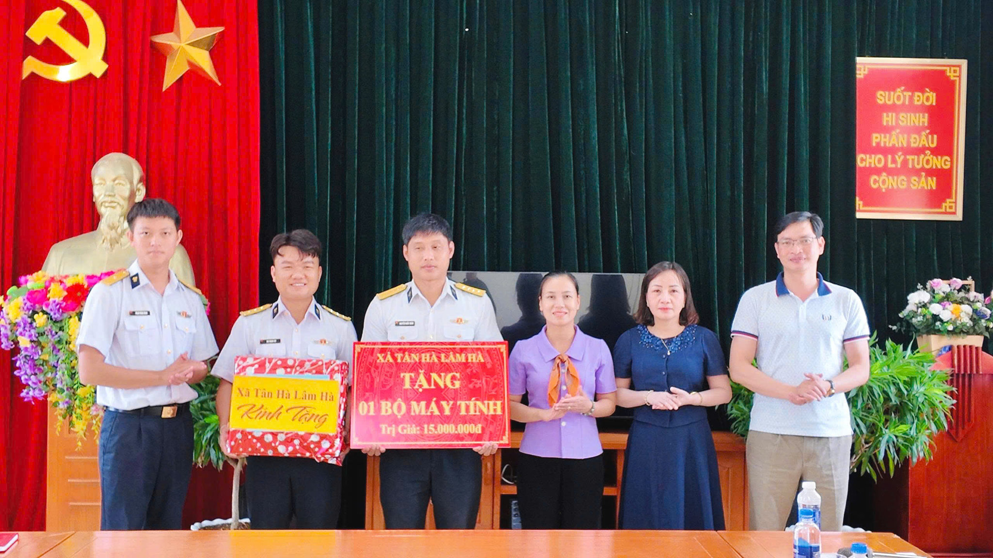 Xã Tân Hà Lâm Hà tặng một máy tính tại Trạm 575, Vùng 4 Hải quân