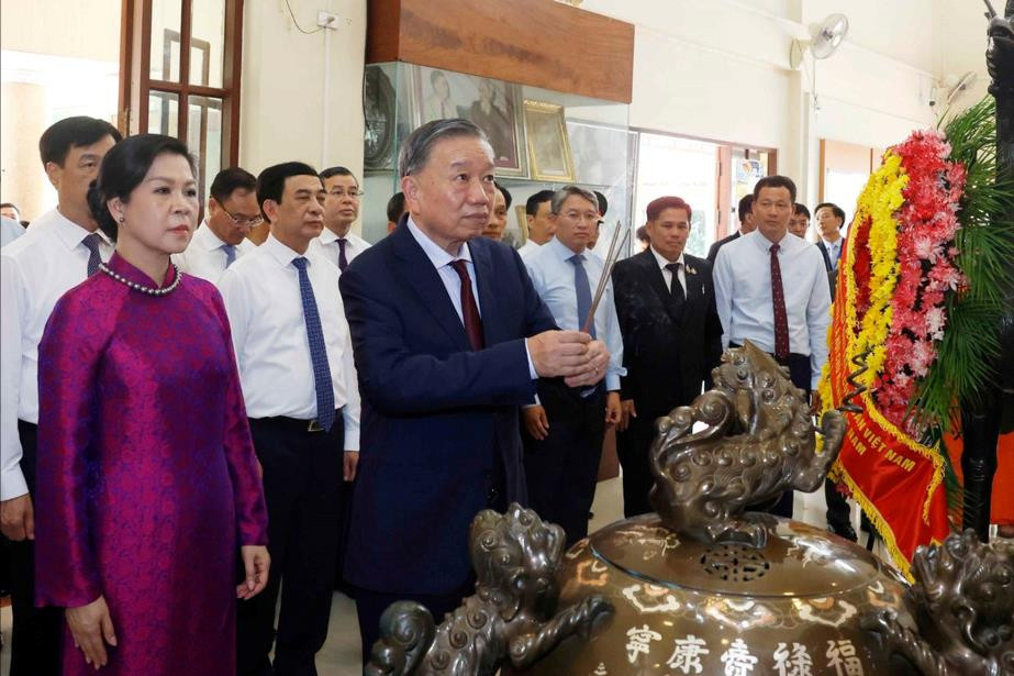 e0ea-_vna-potal-tong-bi-thu-chu-tich-nuoc-va-phu-nhan-dang-huong-tai-khu-di-tich-chu-tich-ho-chi-minh-o-udon-thani-8787591(1).jpg