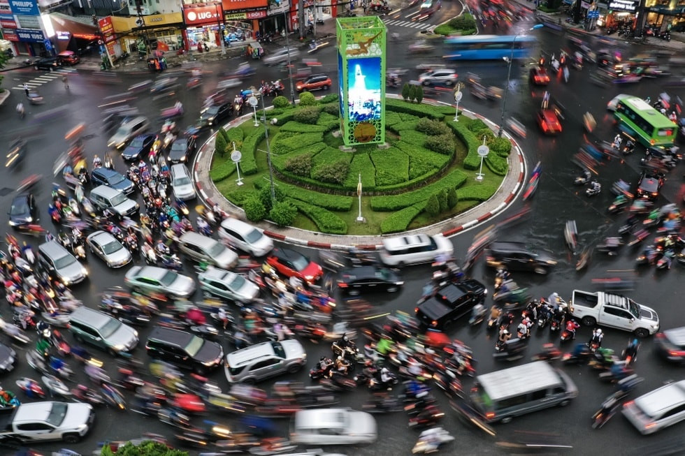 Toàn cảnh nút giao vòng xoay Dân Chủ nhìn từ trên cao với lưu lượng phương tiện đông đúc.