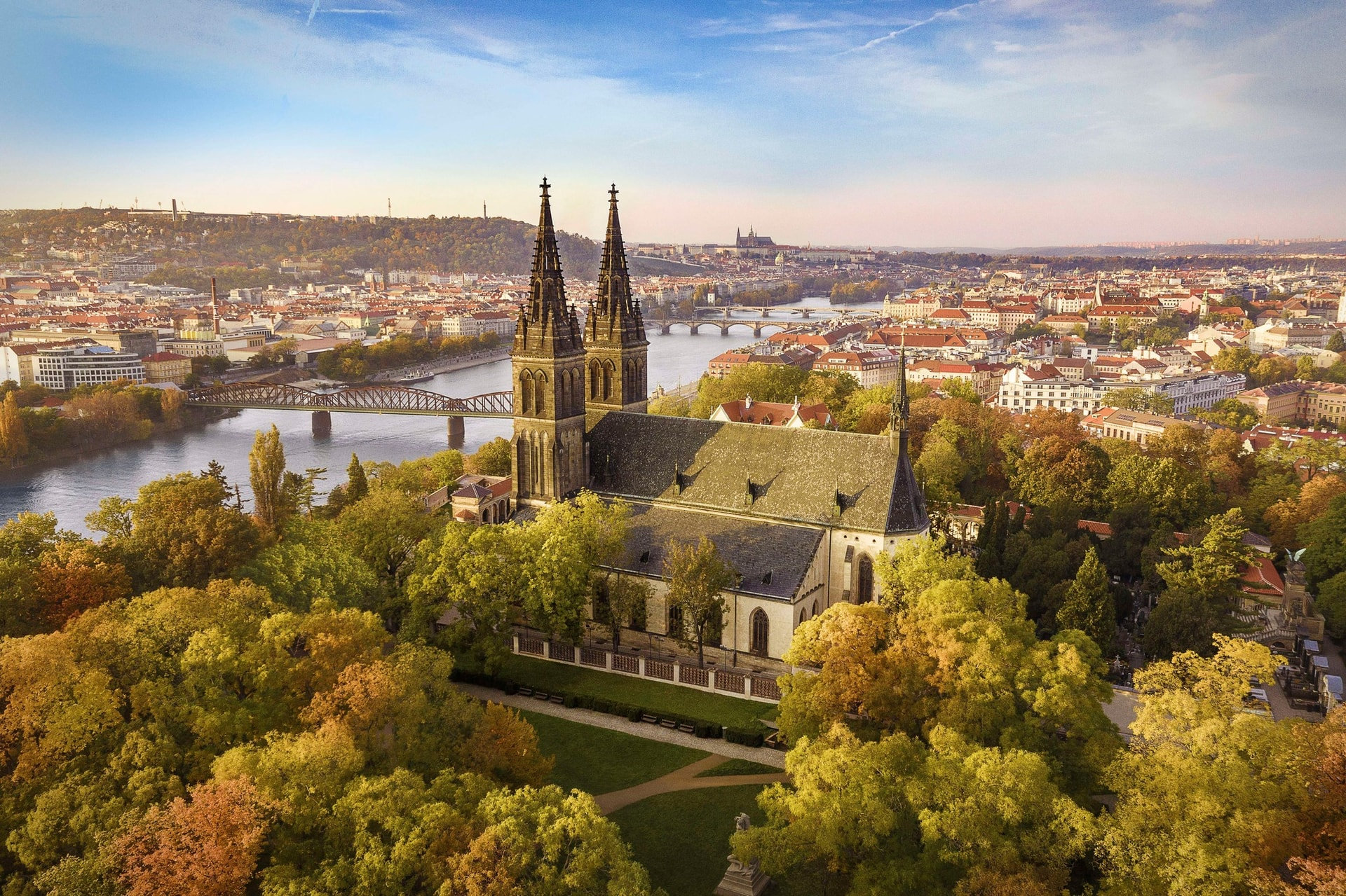 Toàn cảnh kiến trúc cổ kính của thủ đô Praha bên dòng sông