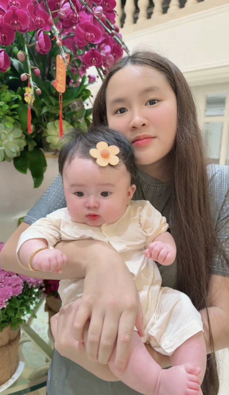 Băng Nghi rất yêu thương em út Kẹo.
