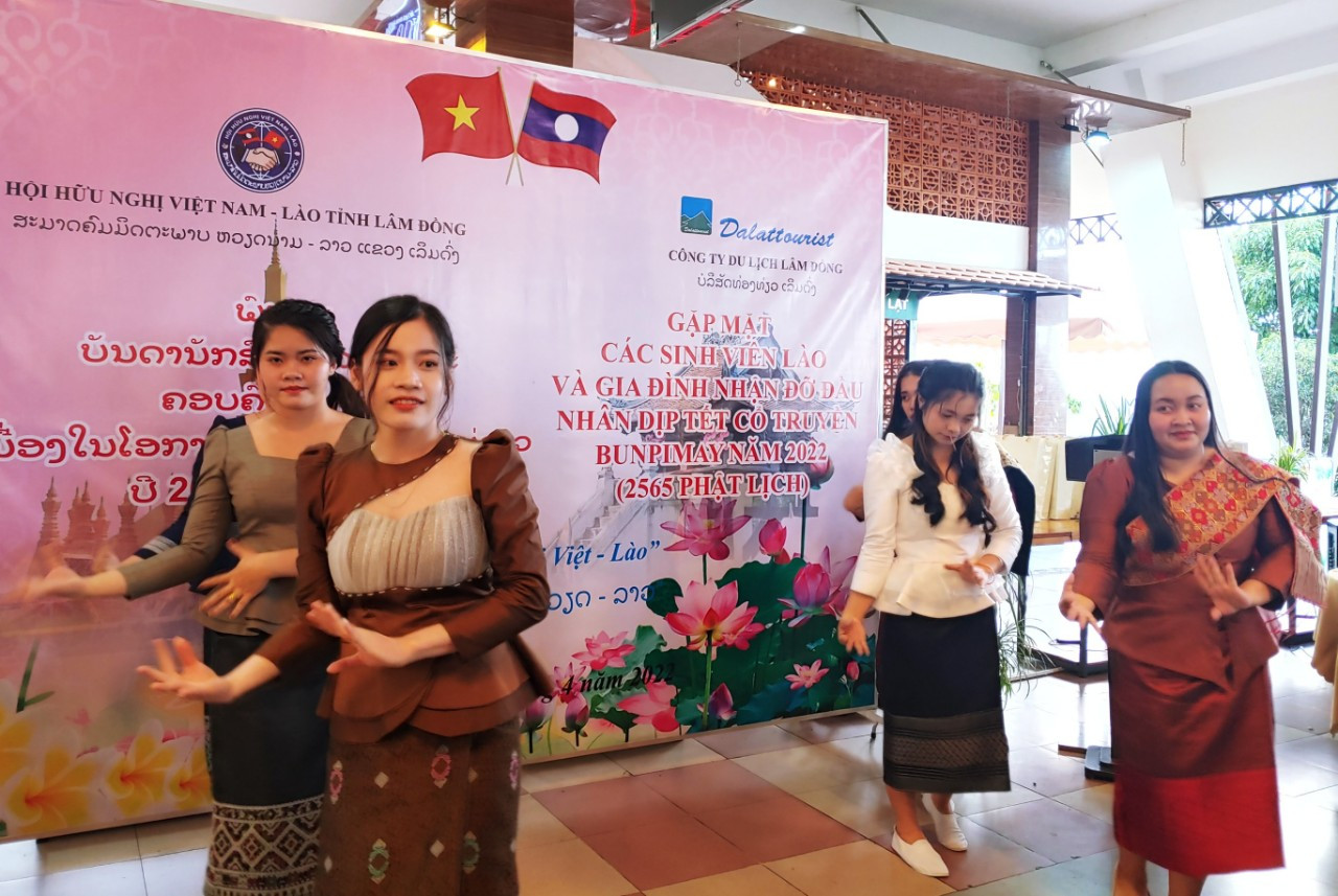 1.Biểu diễn múa truyền thống (1)